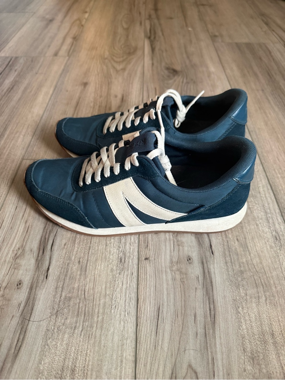 Kizik Men's Navy and Cream Retro Runner Sneakers Size 8.5